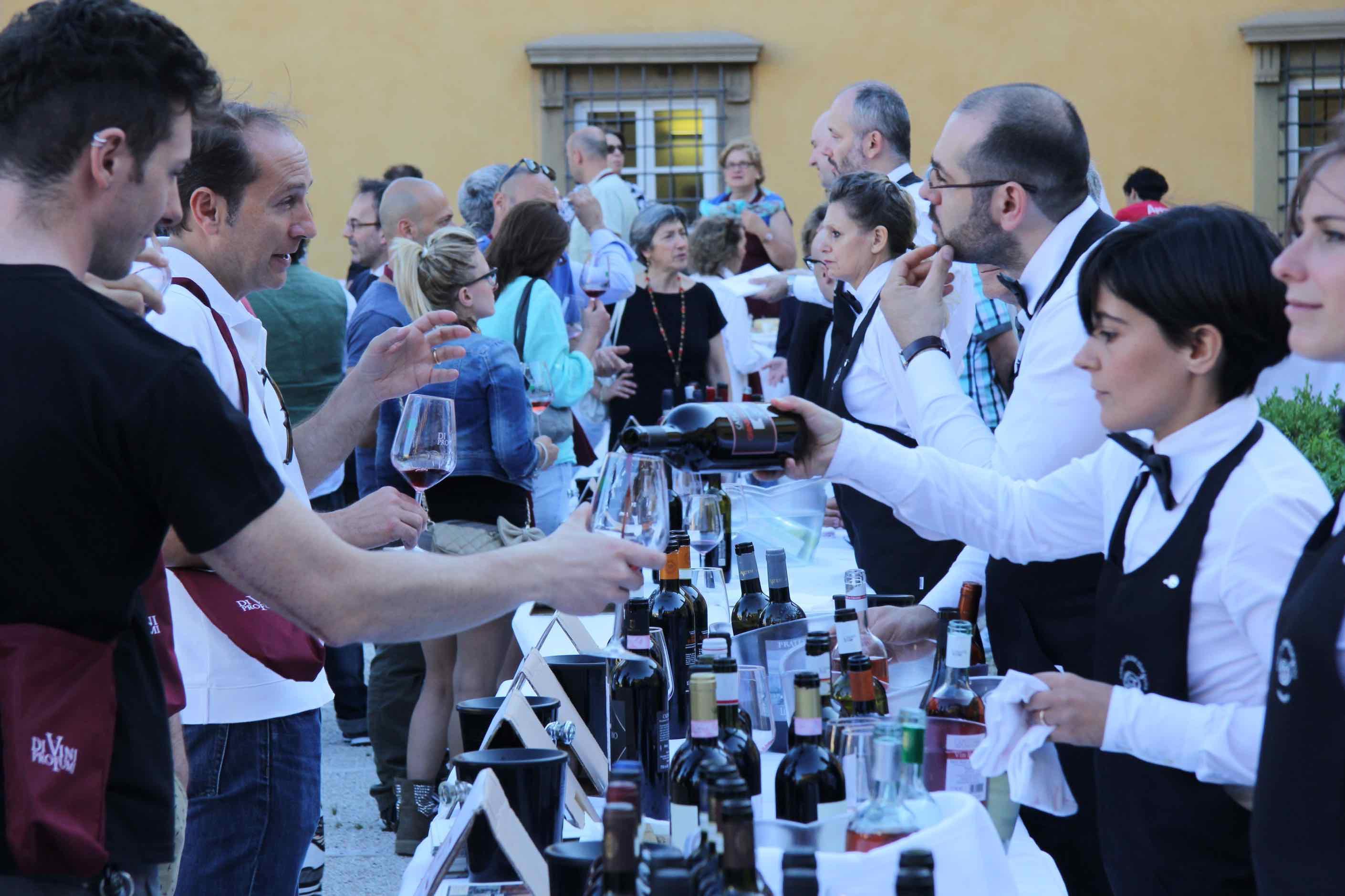 Sommelier in azione durante le degustazioni di vino al giardino Buonamici (foto Batavia)