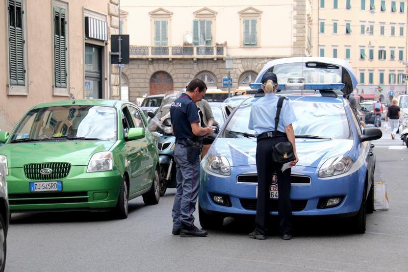 Una volante della polizia e una vigilessa dopo l'episodio a Livorno