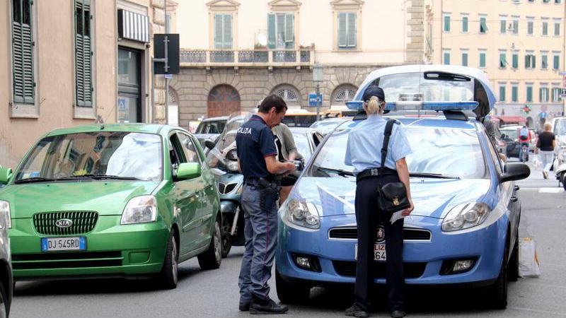 Una volante della polizia e una vigilessa dopo l'episodio a Livorno