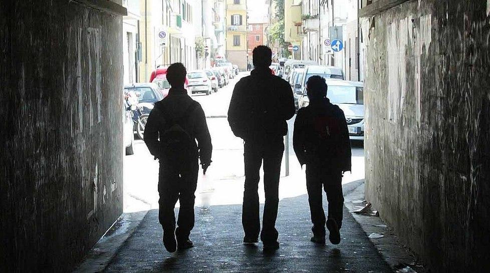 Due baby rapinatori disarmati e messi in fuga da un commerciante