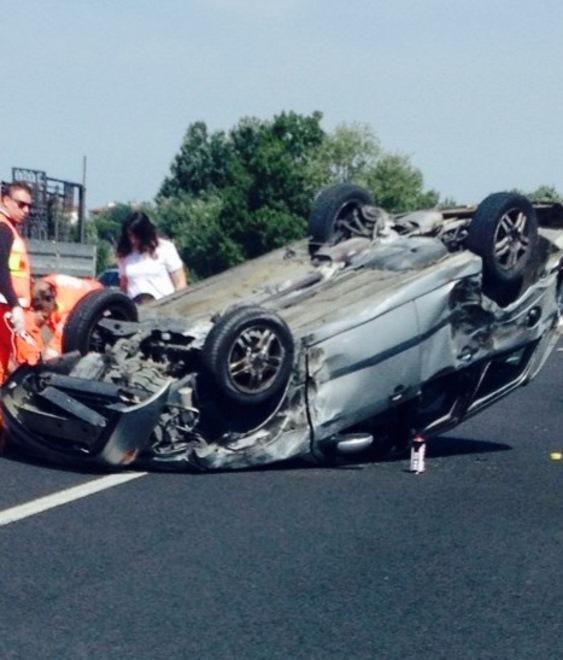 Ford Focus salta corsia e si ribalta dopo un urto con autocarro 