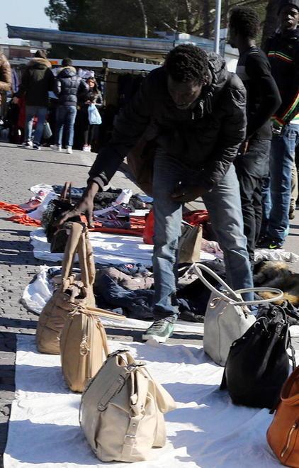 Volantini contro gli abusivi 
