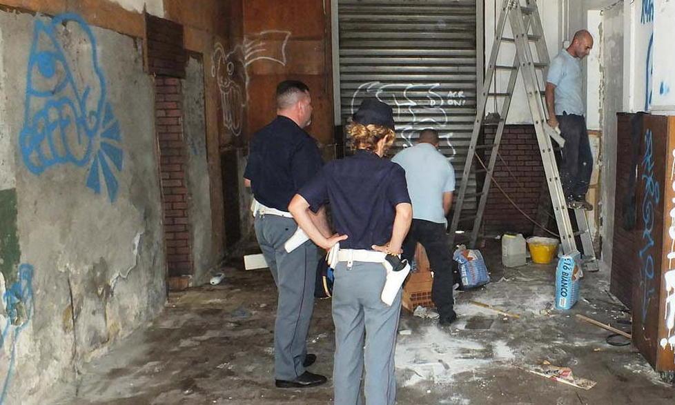 Murata la porta dell’ex bar alla stazione