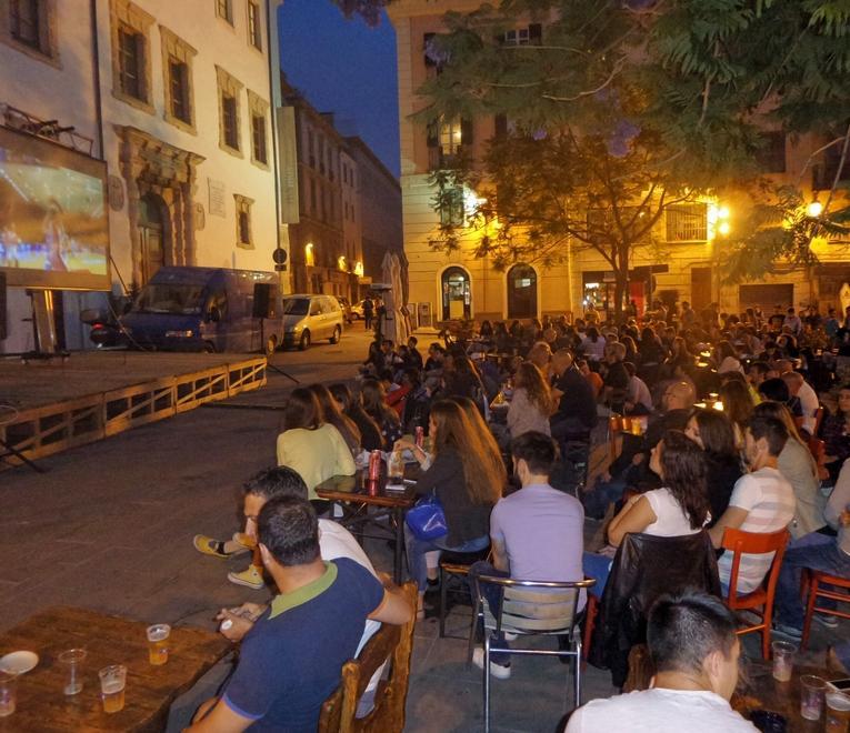 In piazza Tola aumentano i tele-supporter