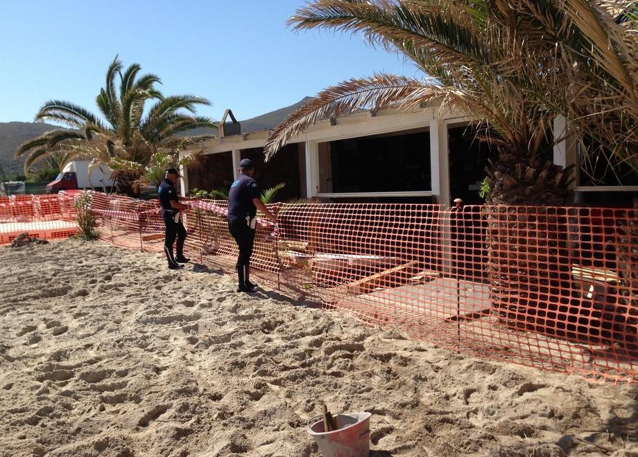 Abbattuto un locale abusivo a Marinella 