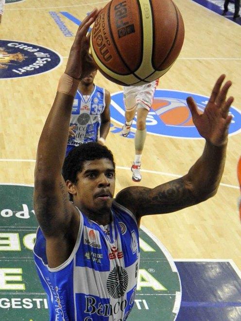 Lawal: «Vincere oggi o siamo out» 