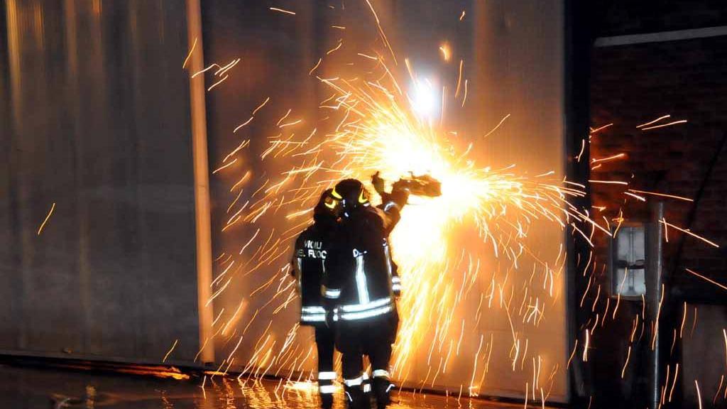 L'incendio nell'area ex Dalmine