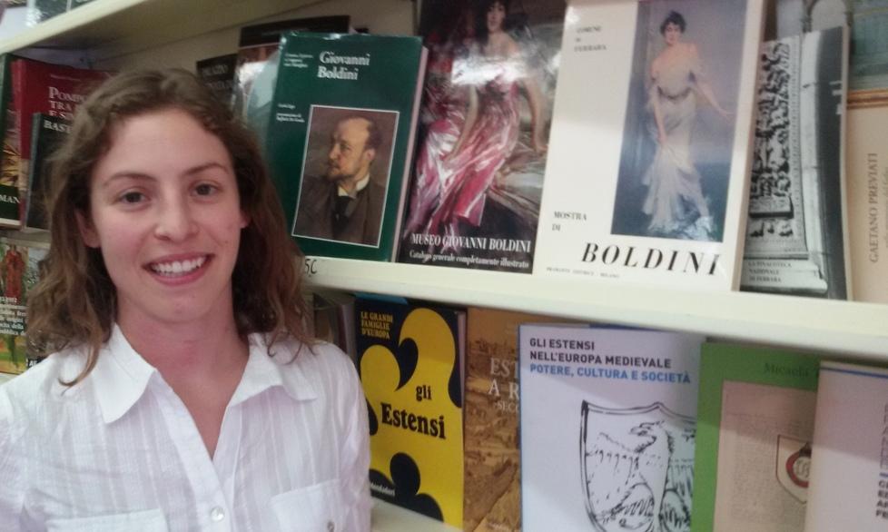 Lisa Boldini accanto alle pubblicazioni dedicate al famoso avo