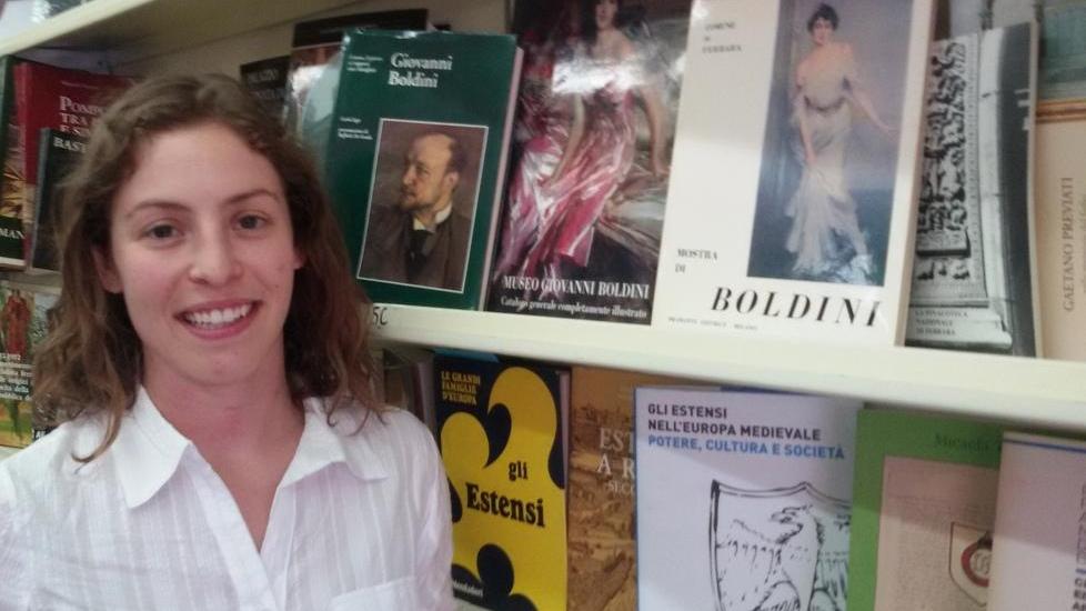 Lisa Boldini accanto alle pubblicazioni dedicate al famoso avo