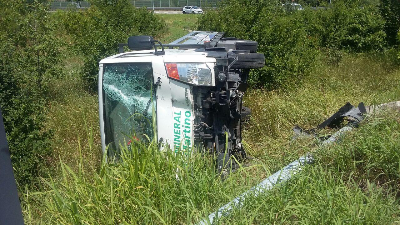 Schianto alla rotonda, furgone abbatte un palo