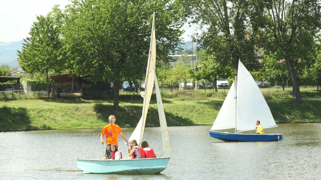 Canoe e barche a vela alla Vasca di Corbelli