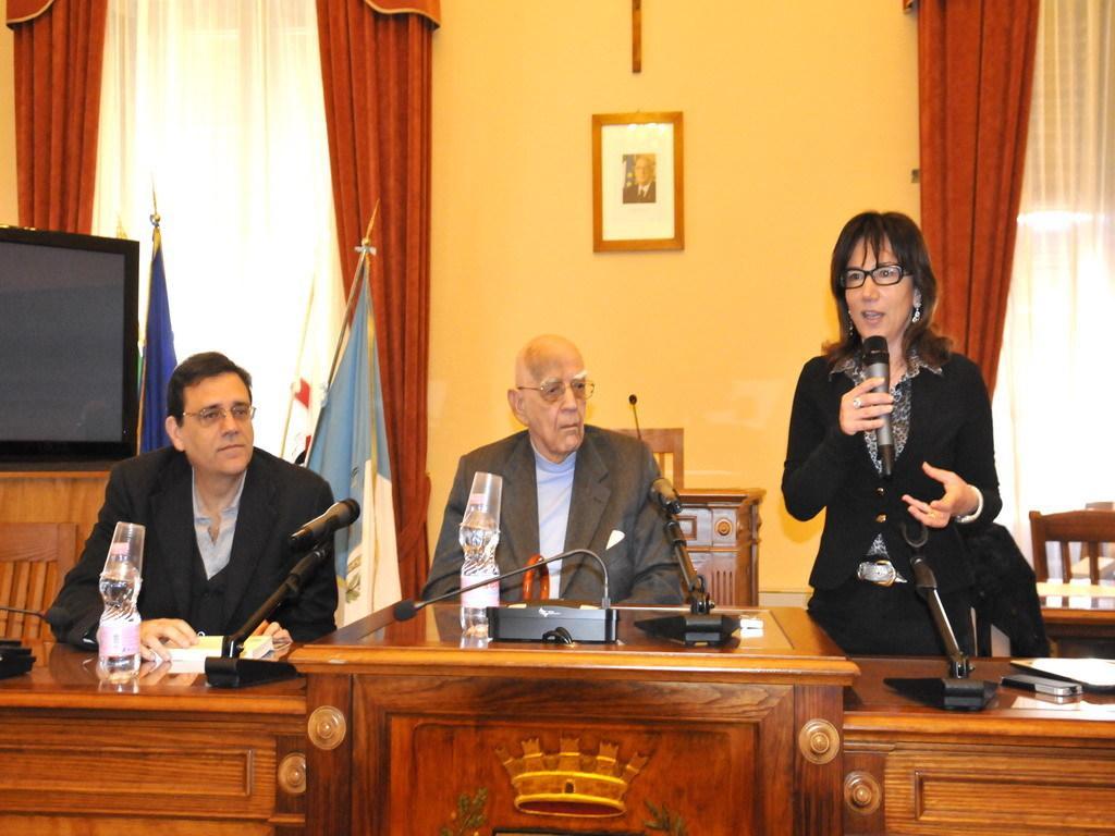 Vittore Bocchetta al centro, il nipote a sinistra e Marina Spinetti a destra in un convegno a La Maddalena (foto Andrea Nieddu)