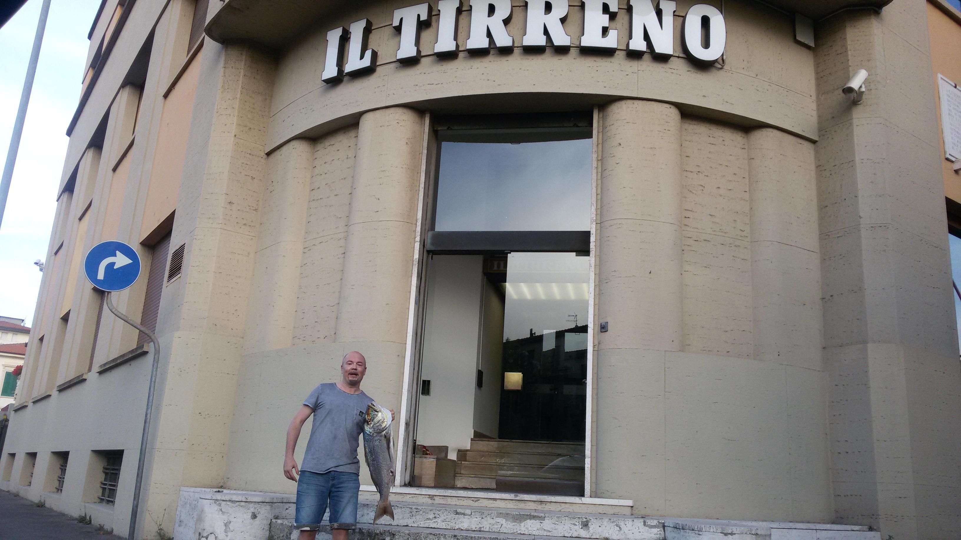 Alessandro D'Ercole col dentice da 8 chili davanti alla sede del nostro giornale