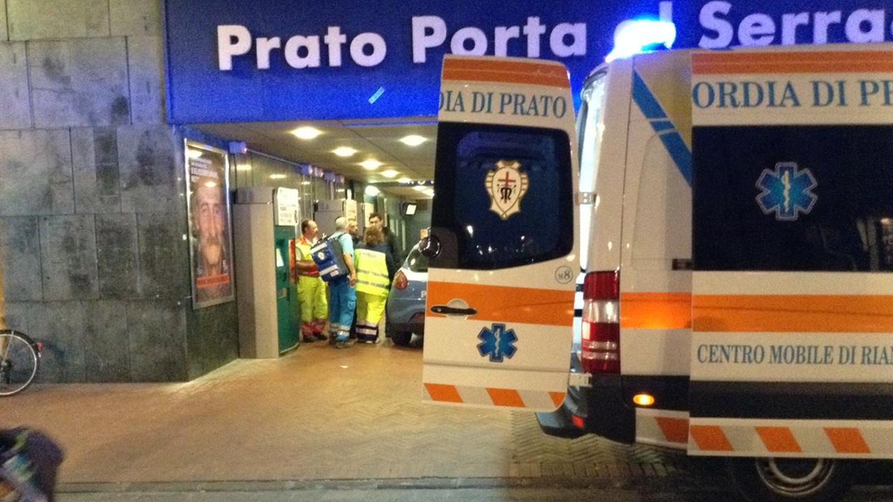 L'intervento di polizia e Misericordia alla stazione del Serraglio (foto Batavia)