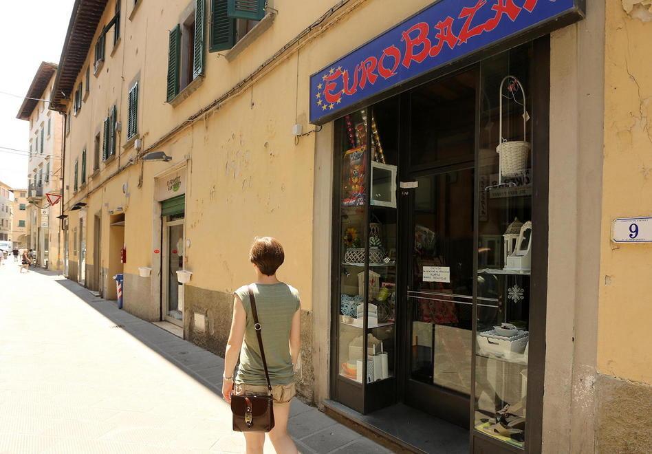 La Finanza mette i sigilli a un negozio