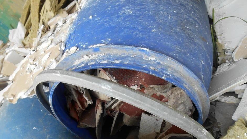 Discarica abusiva con eternit sotto il ponte