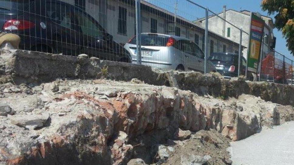 Dal cantiere spuntano i reperti