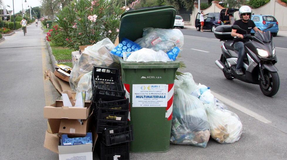 Spazzatura per la strada La Ersu: «Vigileremo» 