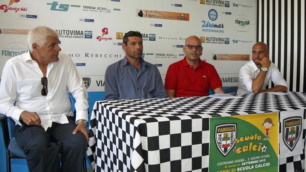 Il Viareggio si presenta Mercato, Fiale primo colpo