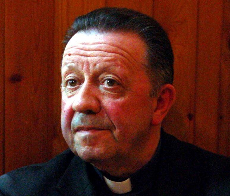 Ruba le offerte in chiesa, arriva il prete