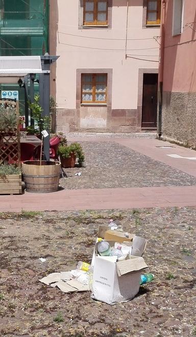 Quei rifiuti abbandonati in piazza Modoleddu