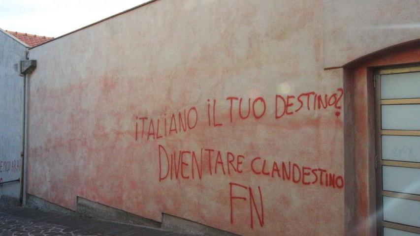Scritte razziste nella notte contro l’arrivo di migranti