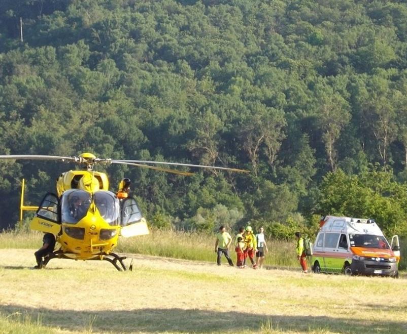 Cade col parapendio, è grave 