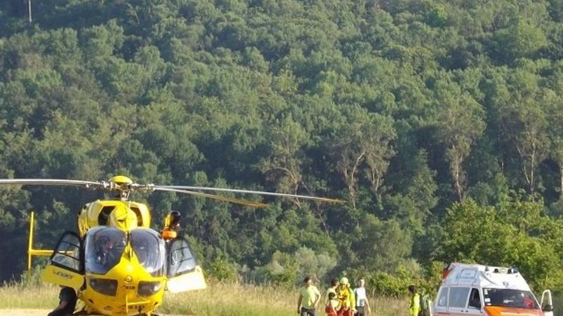 Cade col parapendio, è grave