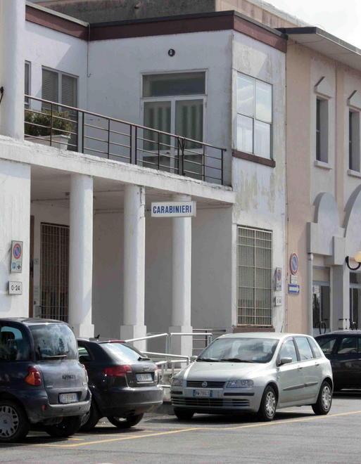 Rubati pali di alluminio dal magazzino