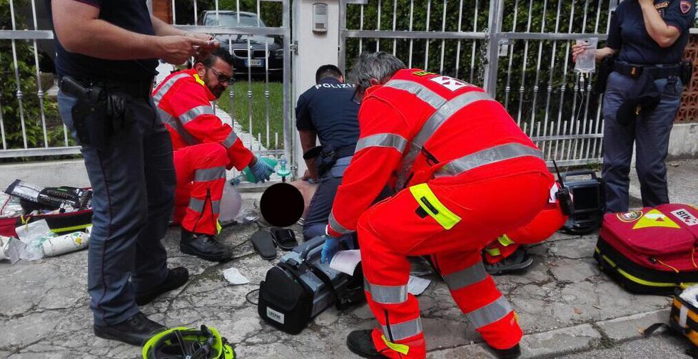 Poliziotti salvano un uomo colpito da attacco cardiaco 