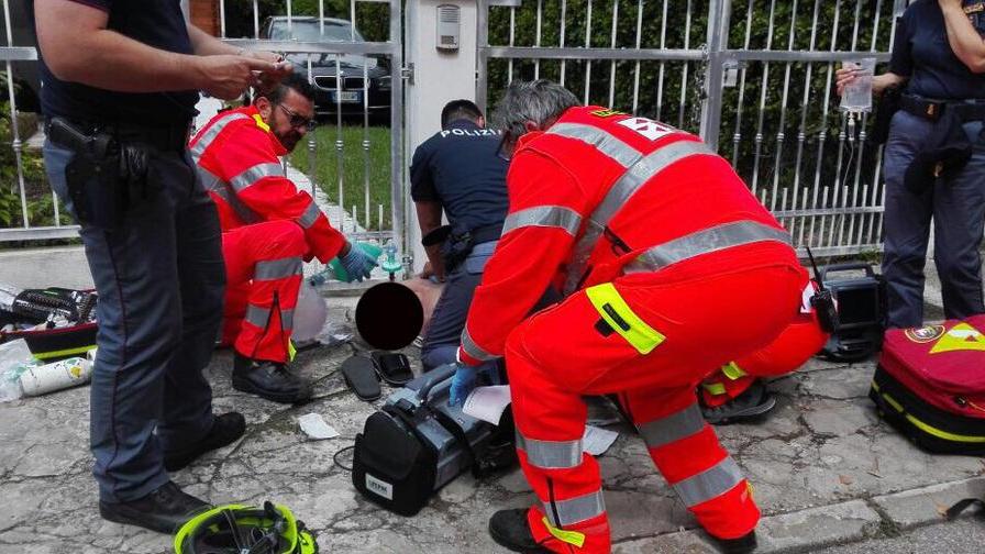 Poliziotti salvano un uomo colpito da attacco cardiaco
