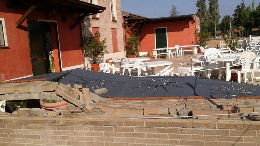Gravi danni, volano le sedie al ristorante