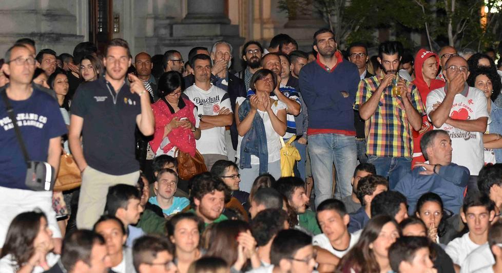 Gara 4, i tifosi reggiani soffrono davanti al maxi schermo