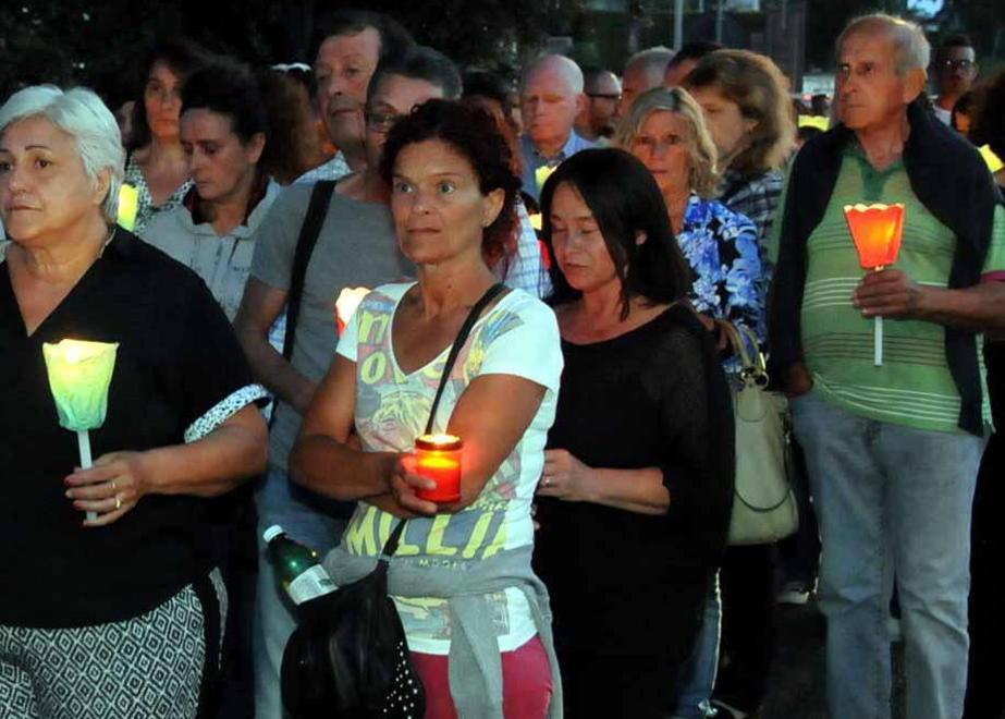 Tre suicidi, a Carrara sfila il cordoglio 