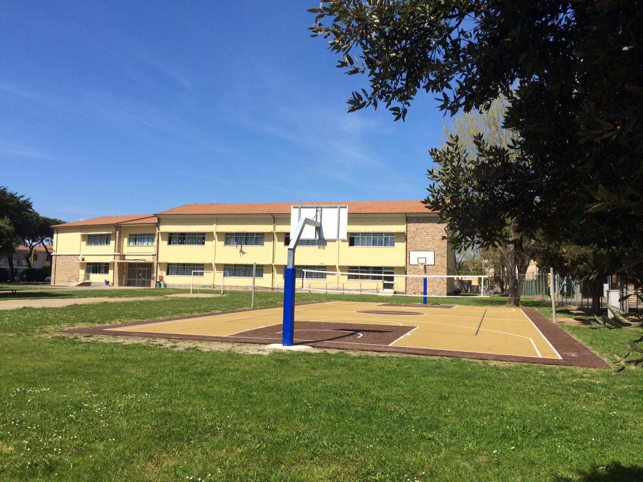 Uno scorcio del campo polivalente realizzato nel giardino della scuola Collodi a Marina di Cecina 