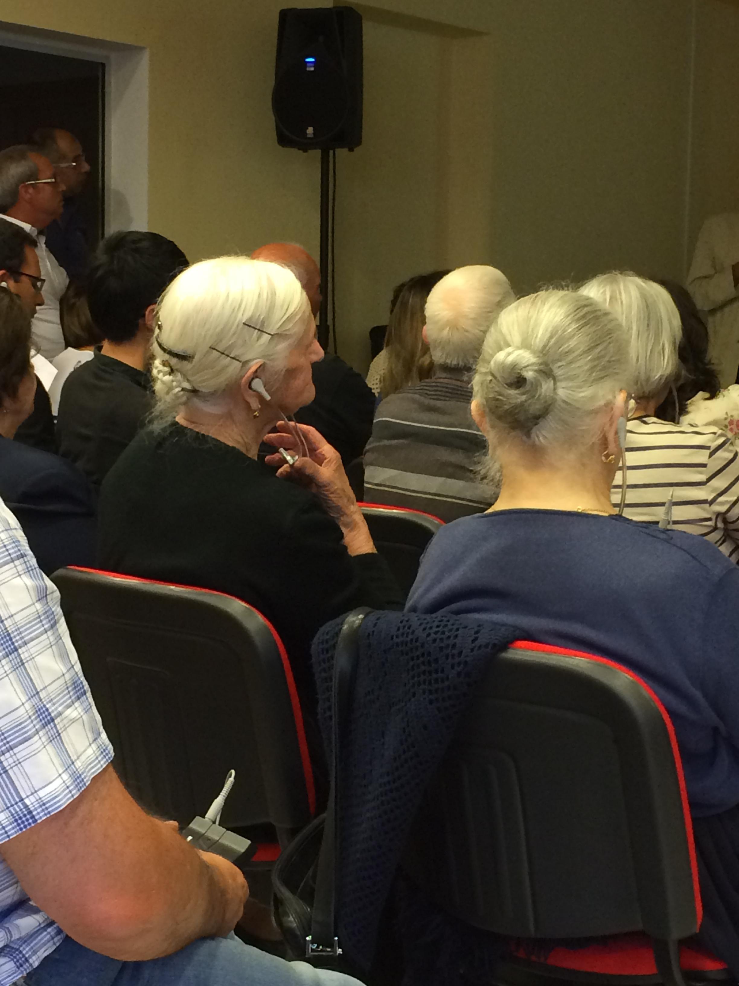 Donne al convegno di Villagrande mentre ascoltano in traduzione simultanea le relazioni degli studiosi stranieri