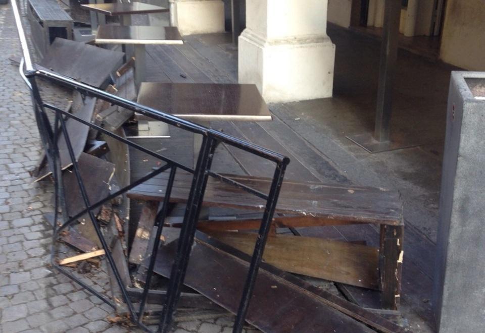  Si schiantano contro il bar, la mattina dopo chiedono scusa e ripagano tutto 