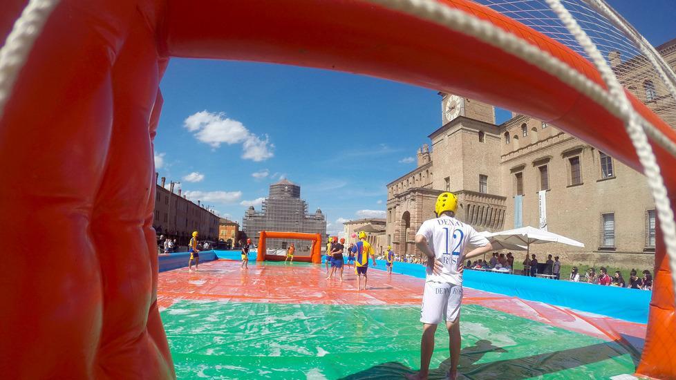 Che sfide per il calcetto saponato in piazza Martiri a Carpi
