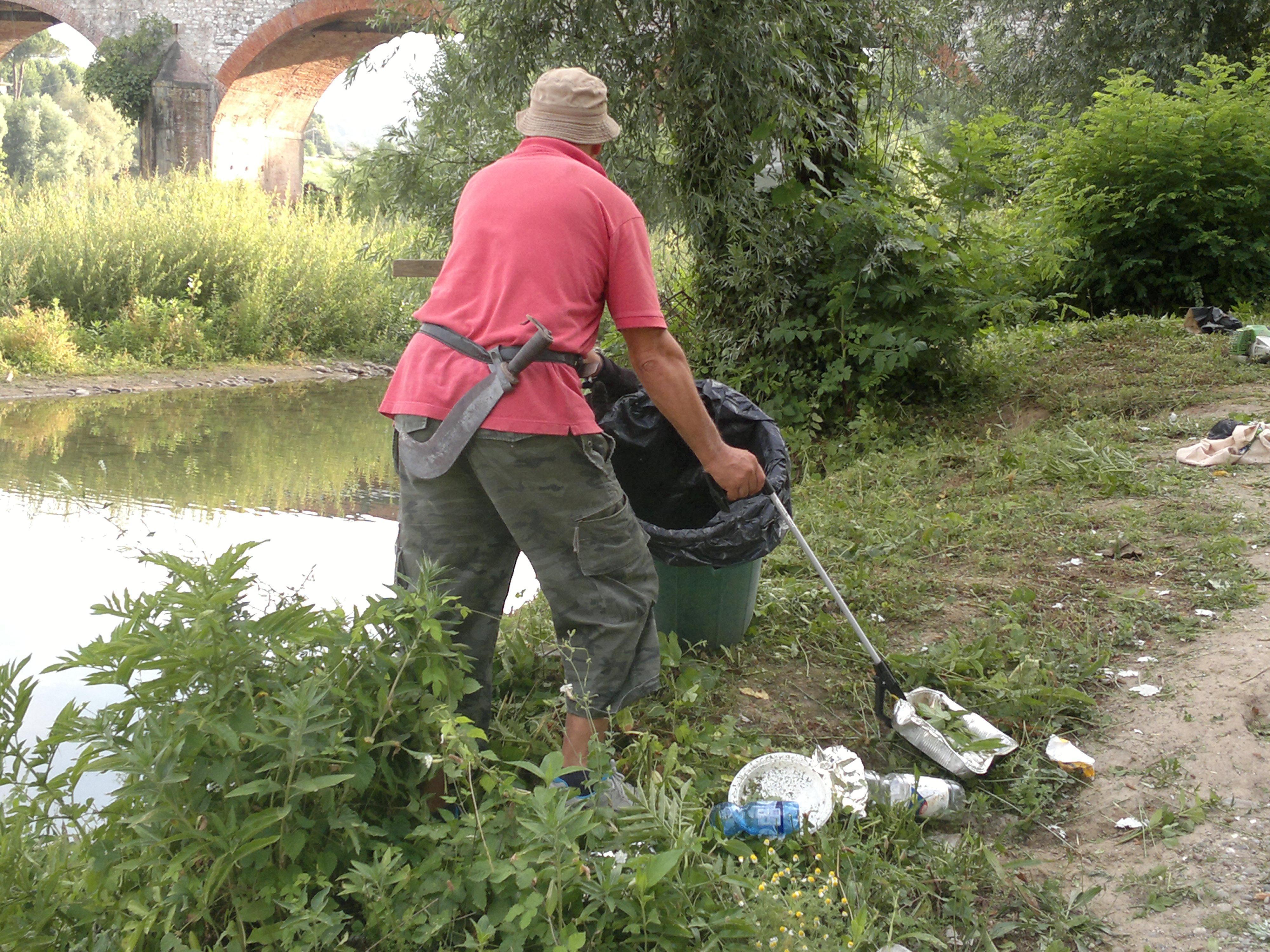 Un cittadino impegnato nella ripulitura alla Terrazza Petroni