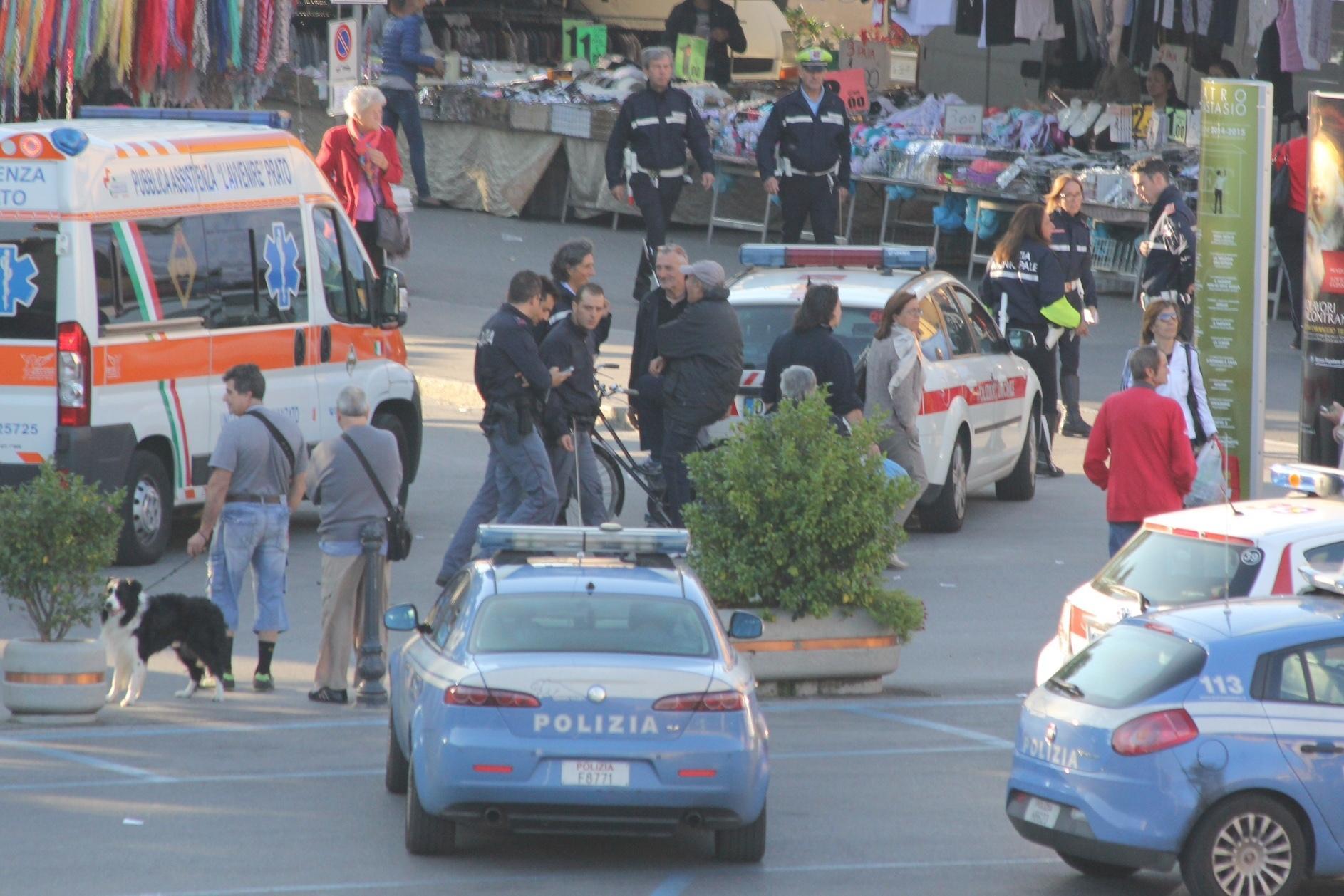 L'intervento di polizia e ambulanza in piazza Mercatale dopo un'aggressione (foto d'archivio)