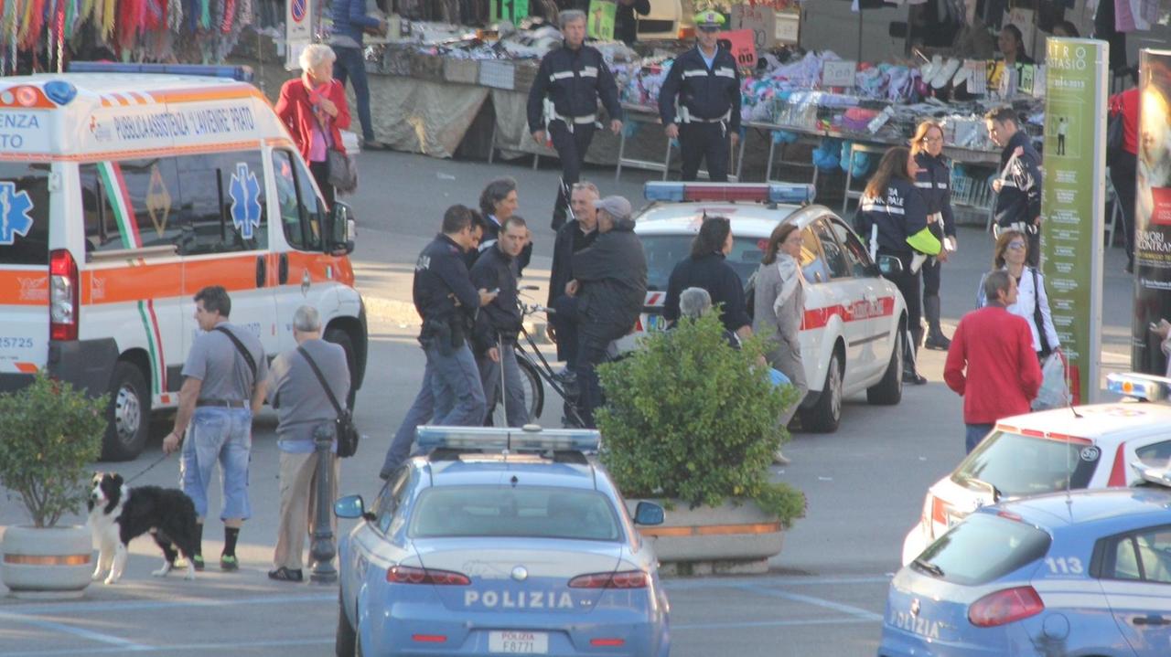 L'intervento di polizia e ambulanza in piazza Mercatale dopo un'aggressione (foto d'archivio)