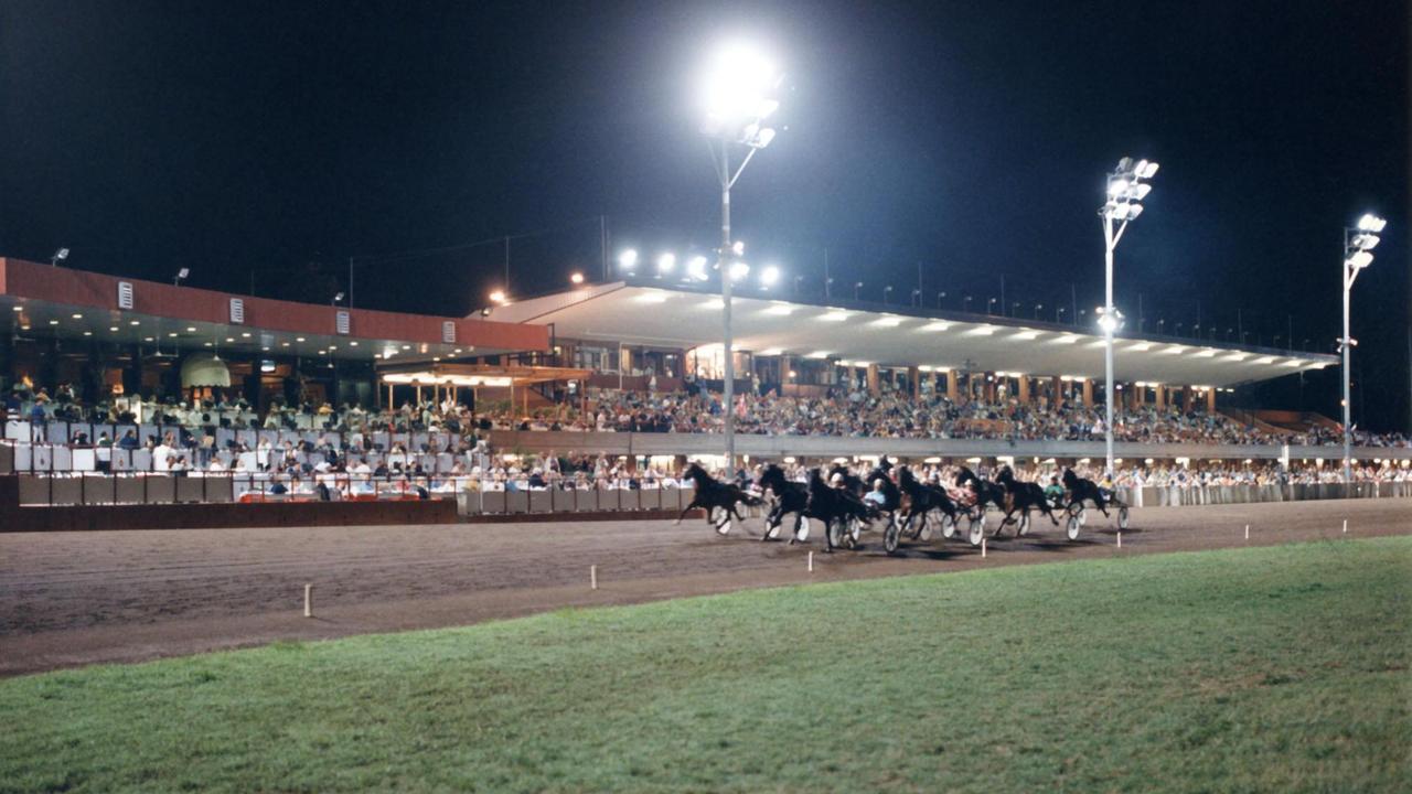 Una corsa in notturna all'ippodromo Sesana (Foto Rosellini)