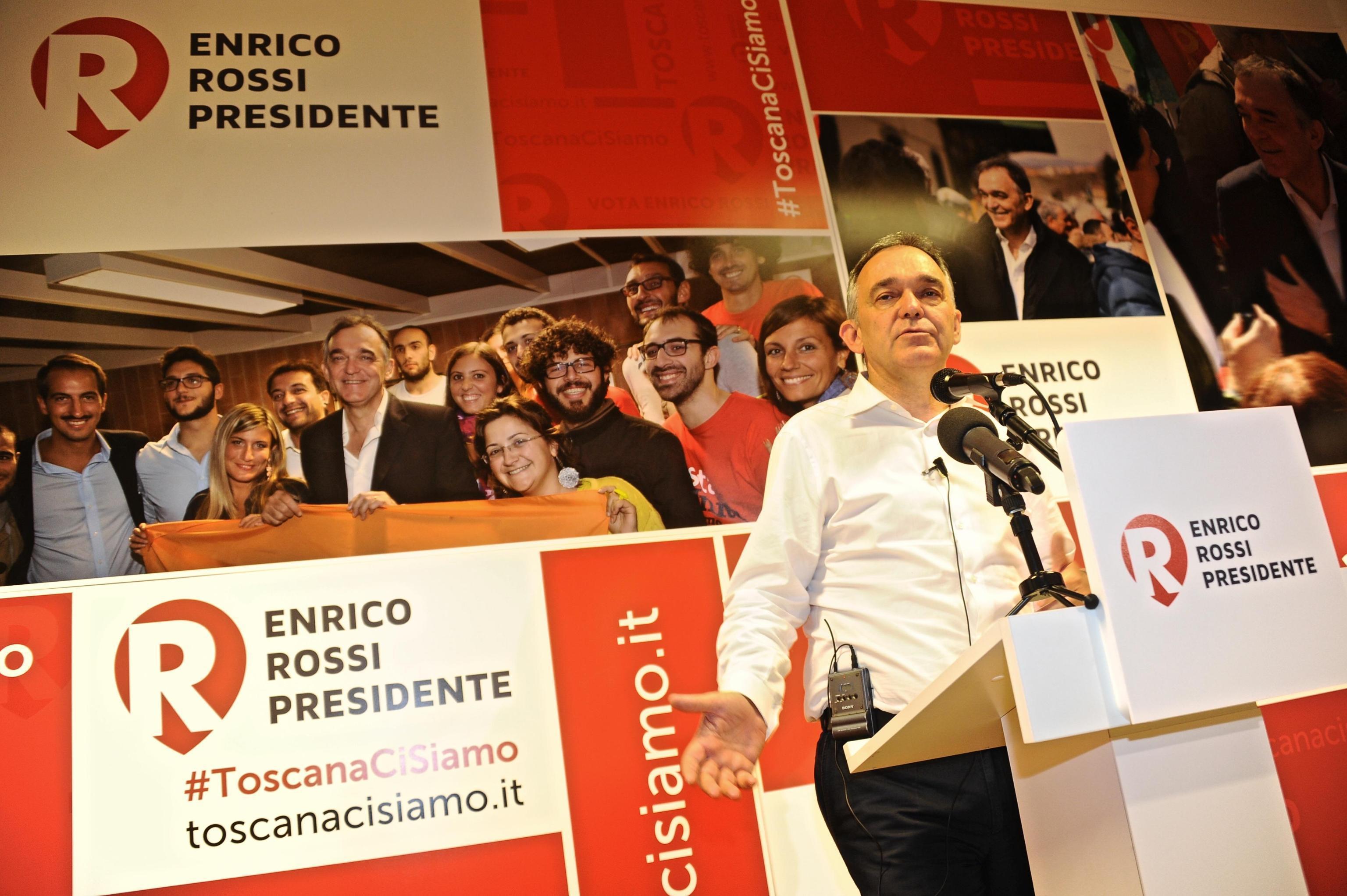 Il presidente della Toscana Enrico Rossi la notte delle elezioni regionali (foto Ansa)