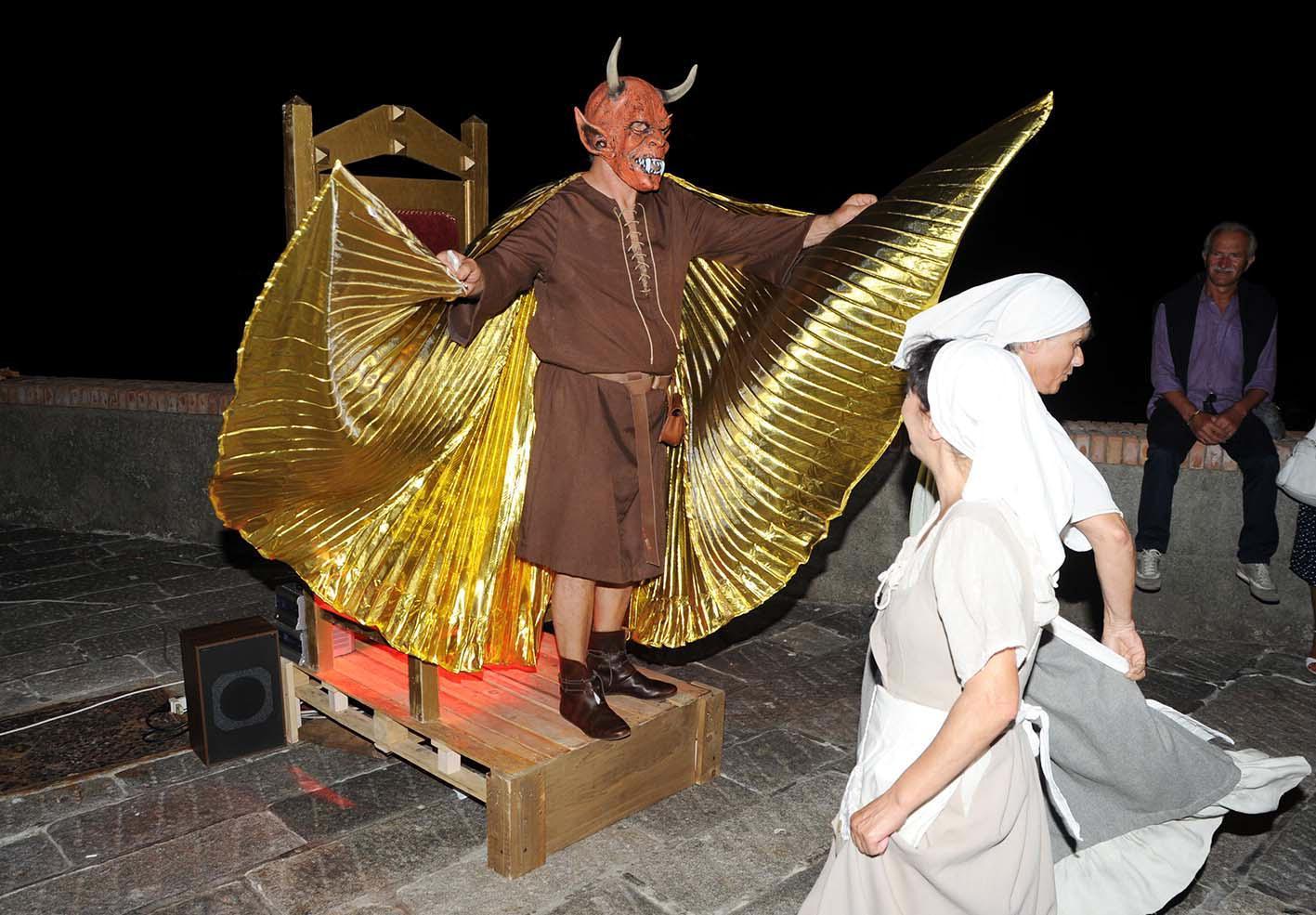 La notte dei falò dell'anno passato (foto Pabar)
