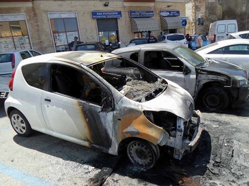 L'auto distrutta dalle fiamme