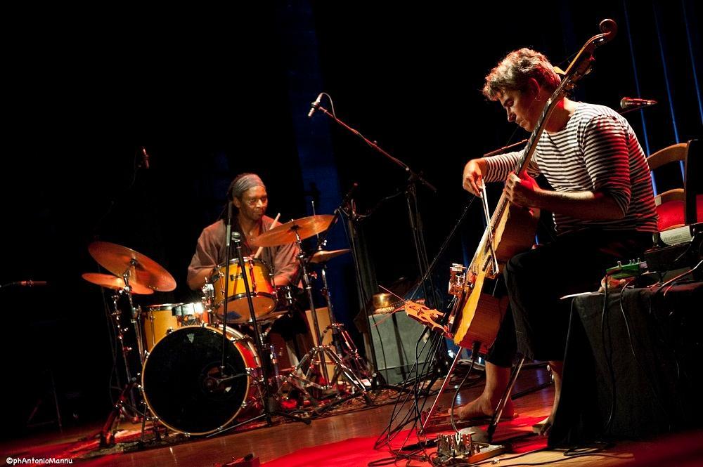 Paolo Angeli e Hamid Drake in una edizione di Isole che parlano