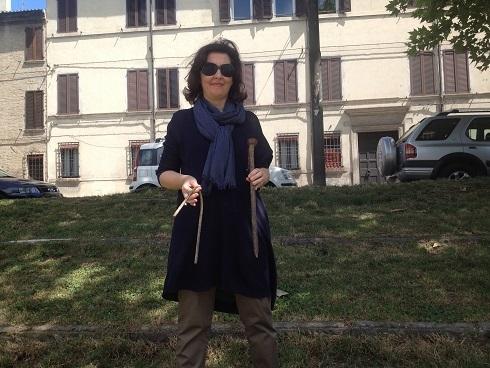 Mariasilvia Accardo mostra i ferri arrugginiti