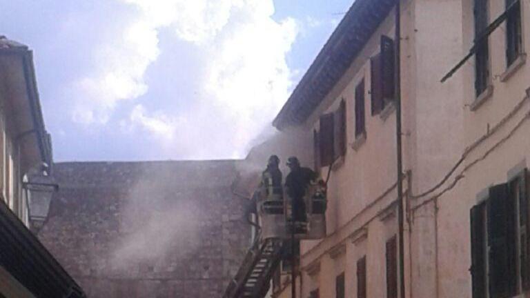 Vigili del fuoco all'opera mentre il fumo fuoriesce dall'abitazione