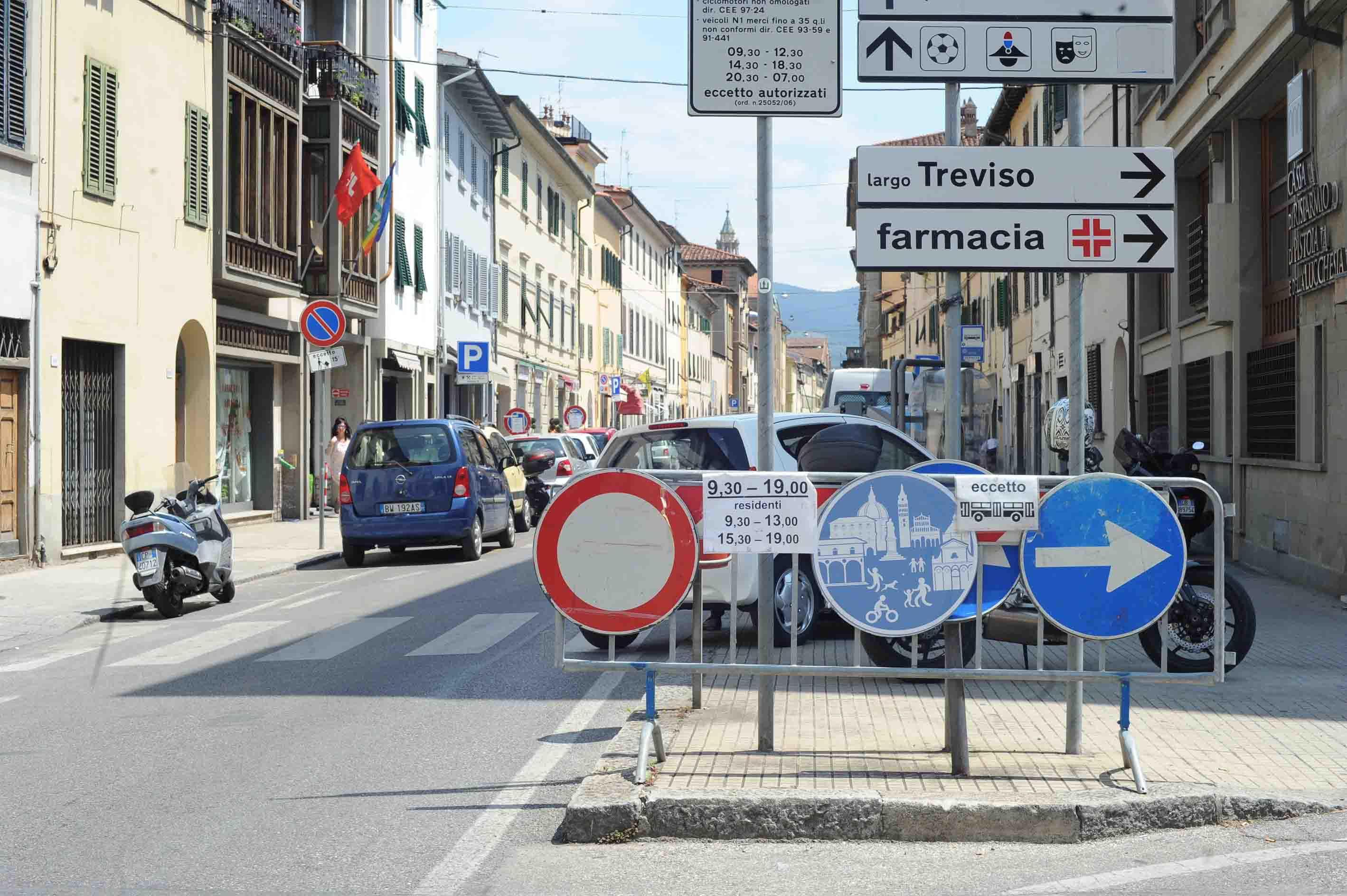 Pistoia, transenne in strada anche se il divieto non c'era più 