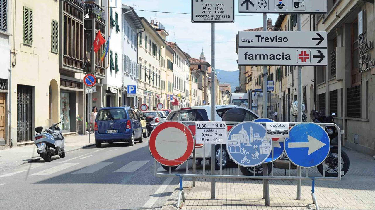 Pistoia, transenne in strada anche se il divieto non c'era più